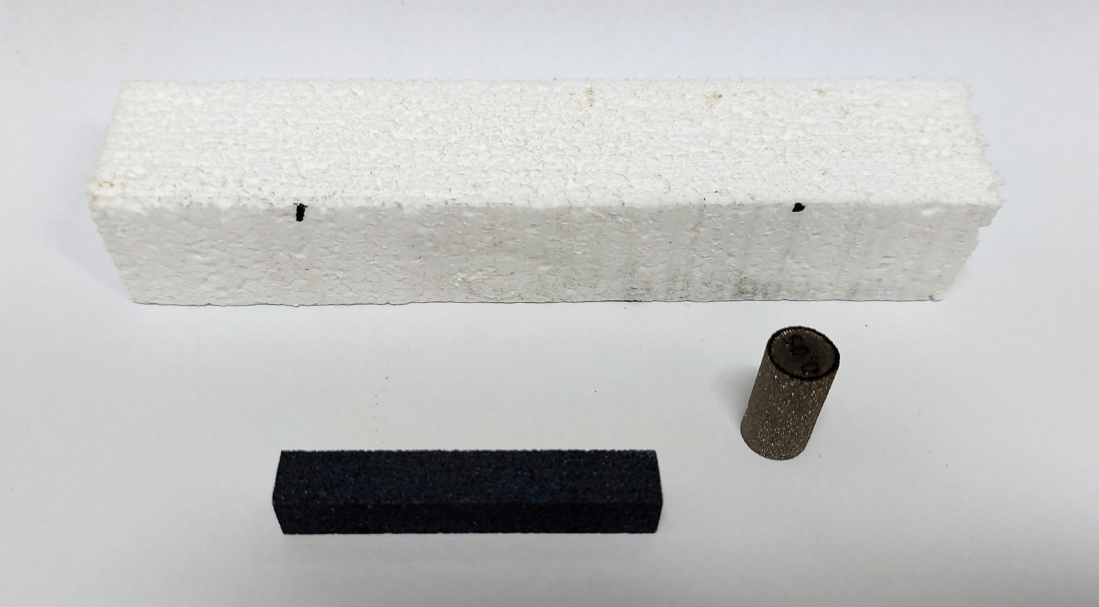 especímenes de titanio poroso y un espécimen de poliestireno expandido (EPS / Esferovite).